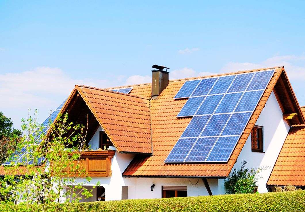 En este momento estás viendo ¿Cuántas placas solares necesito para cargar una batería?☀️